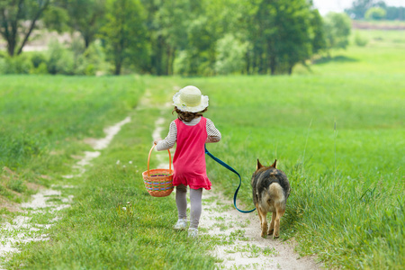 带狗去野餐，在路上跑的小女孩