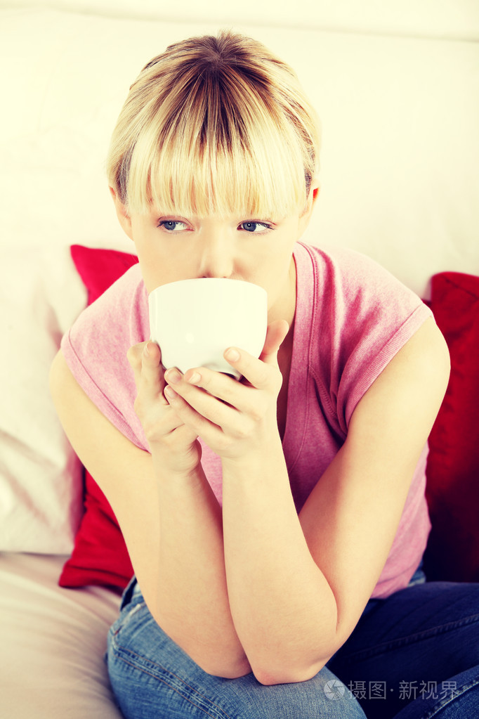 年轻漂亮的女人喝酒