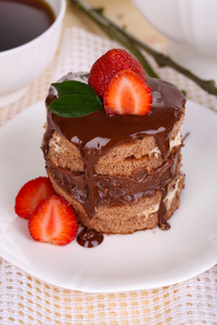 上表特写草莓与巧克力蛋糕