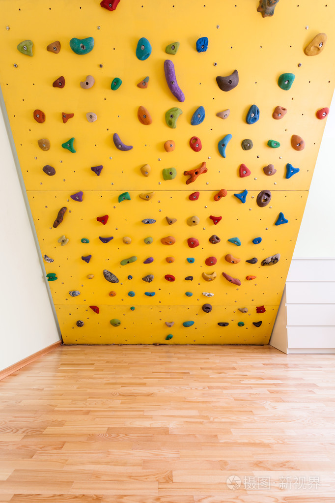 在孩子房间的攀岩墙