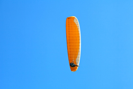 滑翔伞在蓝天上翱翔
