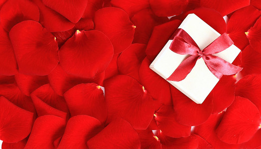 装饰礼品盒上红色花瓣背景