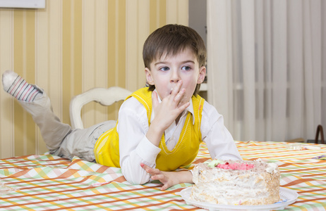 男孩玩得开心吃生日蛋糕