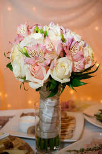 兰花和玫瑰的婚礼花束