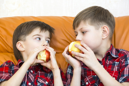 吃光的红苹果图片