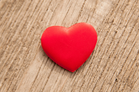 红色的心，在木制的背景