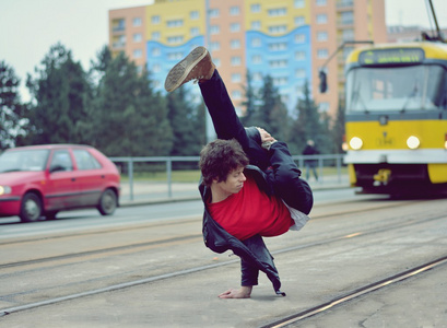 breakdancer danando na cidade在这座城市中跳舞的跃迁