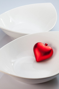 白色的碗和红色的心