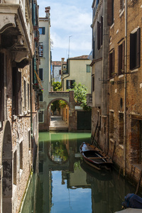 威尼斯，意大利。在运河上建造的古威尼斯民居建筑