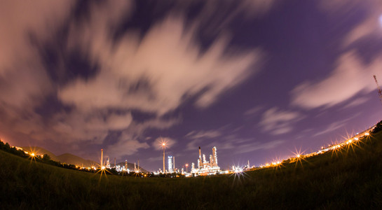 风景秀丽的石化炼油厂的闪烁在夜空