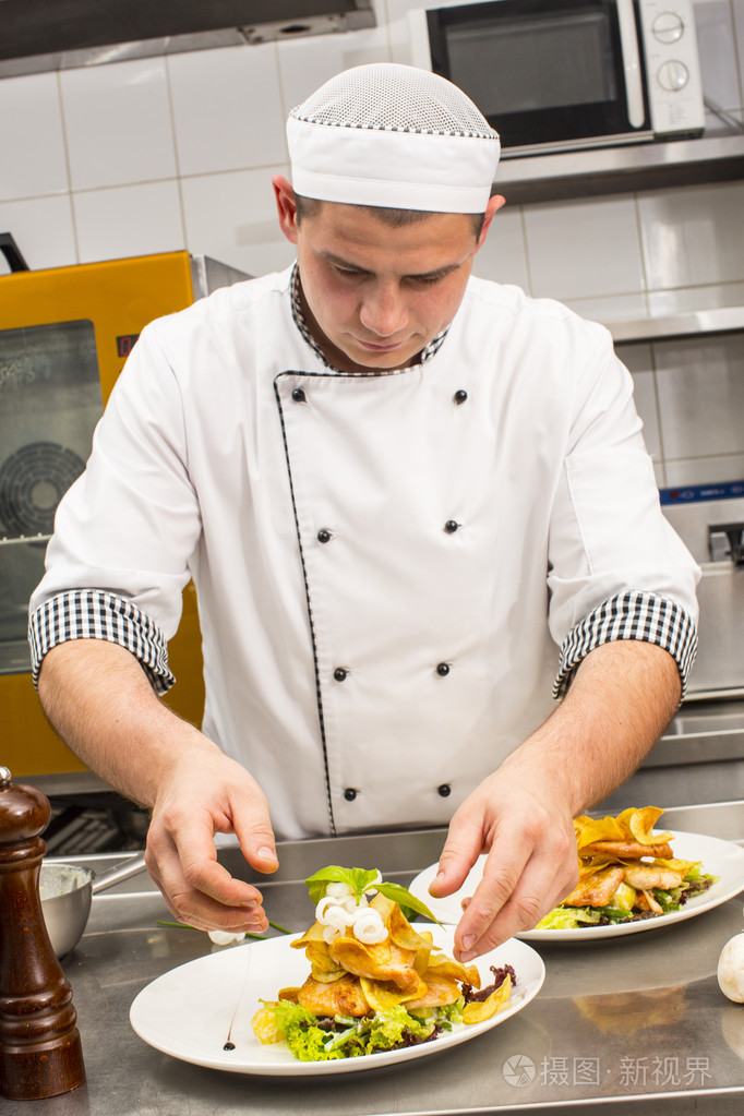 在厨房里做饭的厨师