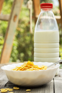 瓶牛奶和碗玉米片