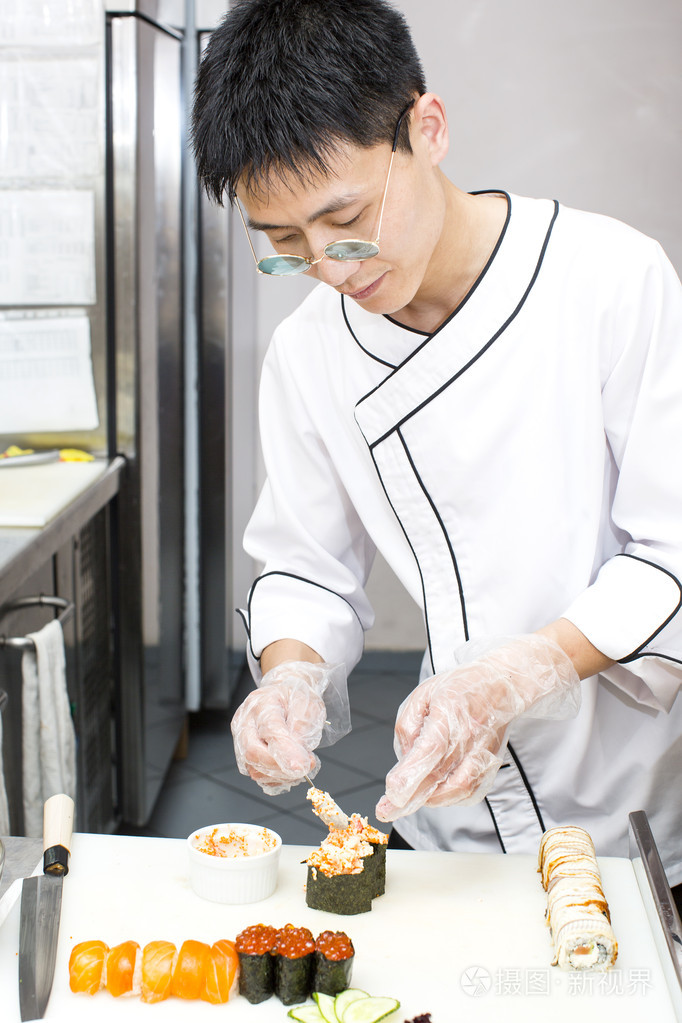 与一盘寿司日本厨师