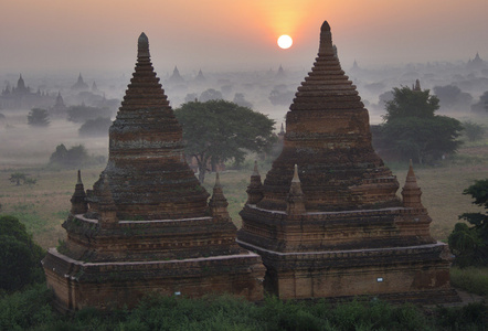 巴甘的庙宇在清晨与太阳。 缅甸缅甸。