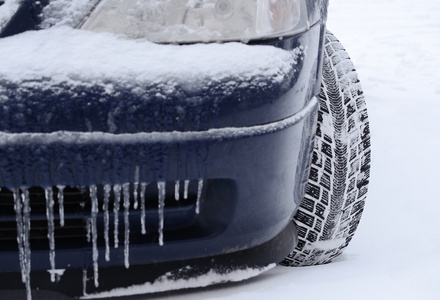 轮胎的道路上覆盖着白雪