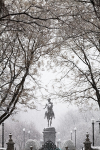 乔治  华盛顿雕像在波士顿的降雪