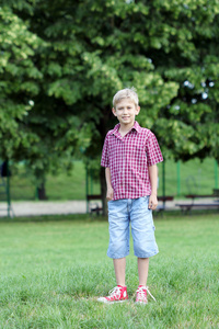 快乐的小男孩在公园里摆姿势