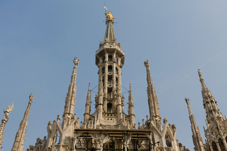 尖顶和雕像 duomo 大教堂