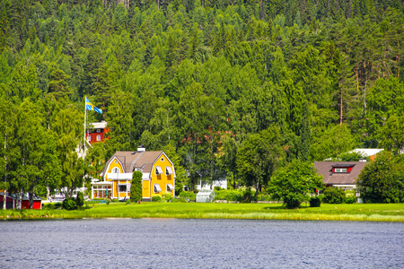 瑞典湖附近的房子