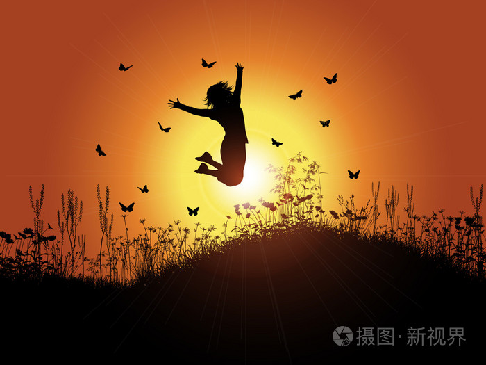 反对的夕阳的天空跳跃的女孩