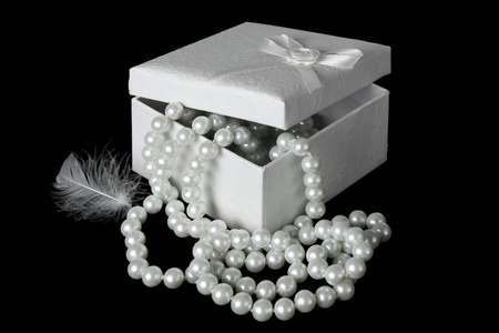 白色的珍珠和羽毛