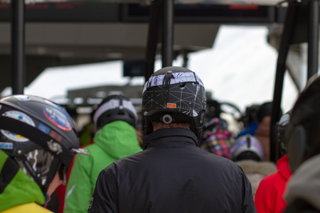 后方的滑雪头盔