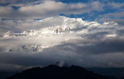 晚上 gurja 雪山道拉吉里雪山尼泊尔视图