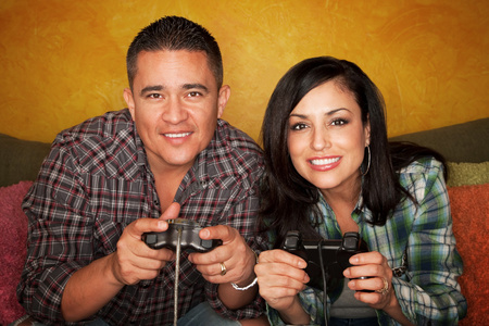 西班牙裔美国人情侣玩视频游戏