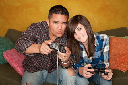 西班牙裔美国人的男人和女孩玩视频游戏