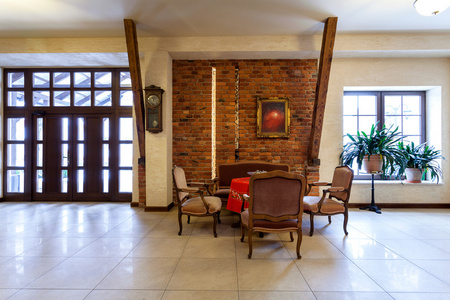 房间内部和圆形的镜子向墙sweden瑞典口角-走廊总教堂关于波尔图带