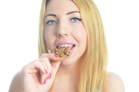 年轻女子吃饼干