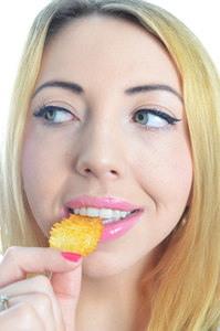 年轻女人吃薯片