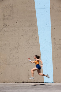 肌肉女人冲刺 sprint 赢得