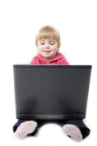 笔记本电脑在白色背景上的小女孩