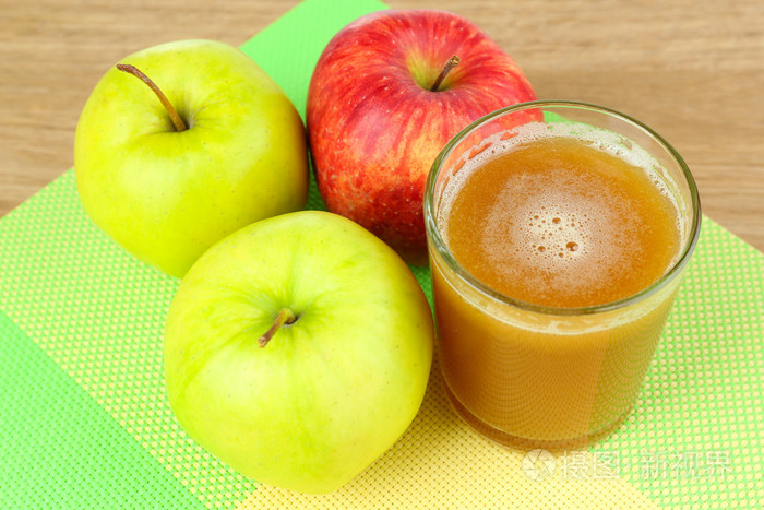 健康的鲜榨果汁苹果的关