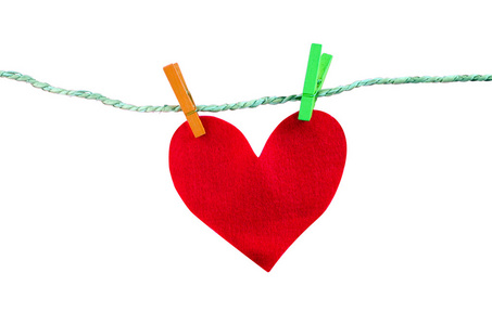 可爱大红色的心挂在晾衣绳上的分离照片