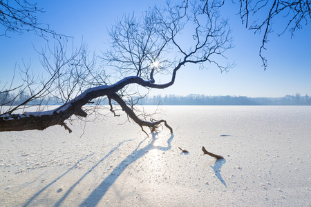冬天的冰湖的景色