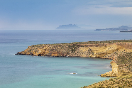 在陆地和海洋之间美丽的风景,海洋和陆地陆地和山被雪覆盖,靠近海洋.