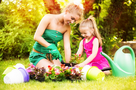 母亲和女儿一起种植的花朵