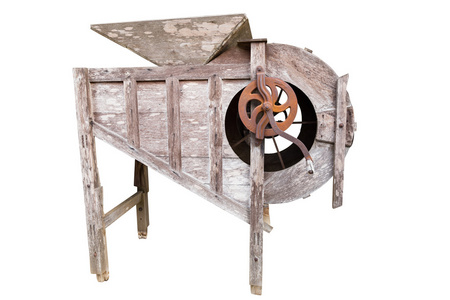 白色衬底上的老式亚洲碾米机照片