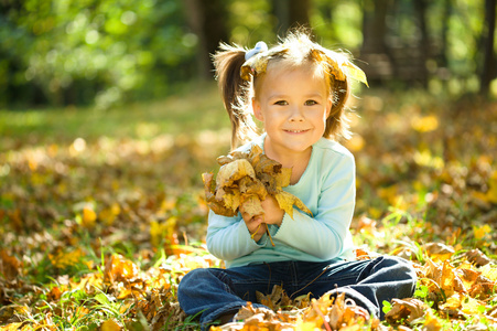 一个小女孩在秋天公园的肖像