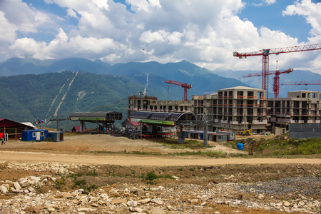 在山区建设