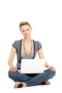 一个年轻的女人用一台笔记本电脑