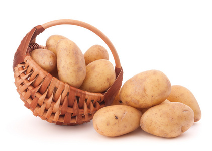 马铃薯块茎在白色背景上孤立的柳条篮子里