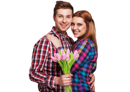 年轻夫妇抱着一束郁金香的爱情