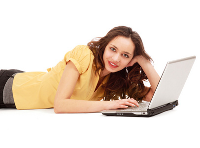 一个年轻的女人，躺着一台手提电脑