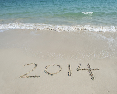 2014 年手写在面海的白色沙滩上