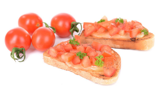 美味面包上白色孤立的西红柿