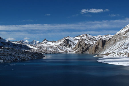 寒冷的日子，在湖 Tilicho