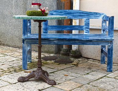 蓝色长椅和一张桌子外一家咖啡馆